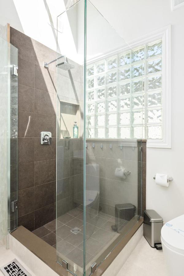 Beautiful Villa With Heated Pool Hot Tub By Forest North Vancouver Exterior foto